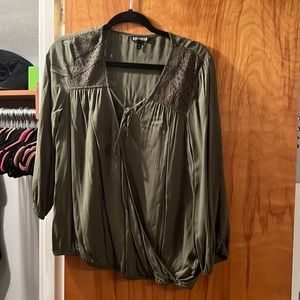 Green express ¾ blouse with lace shoulder detail and tie around chest
